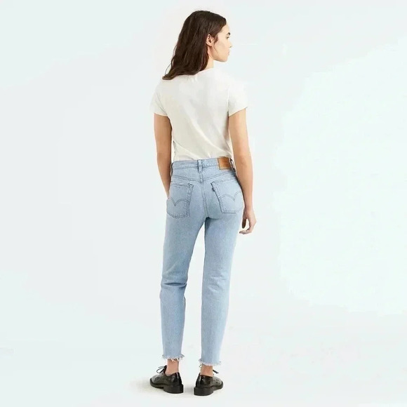 Levi’s Wedgie Distressed High Rise Light Wash Button-Fly Denim Jeans Size 26 - Picture 3 of 9